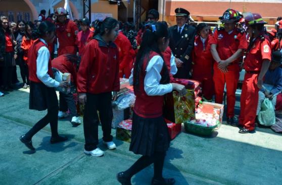 Puno: alumnas recolectan dinero y donan objetos a bomberos