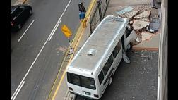 Miraflores: coaster choca contra un edificio y deja 3 heridos