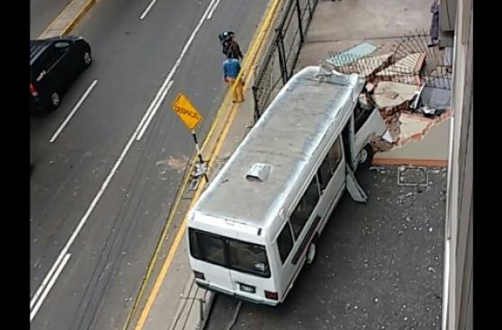 Miraflores: coaster choca contra un edificio y deja 3 heridos