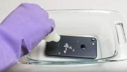 YouTube: ¿qué ocurre si echas ácido en un iPhone 7?