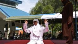 Indonesia: Dos parejas reciben 100 varazos por adulterio