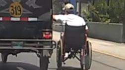 En silla de ruedas: este hombre se traslada así por avenida