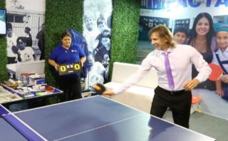 CADE 2016: Ricardo Gareca también aceptó el reto del ping pong