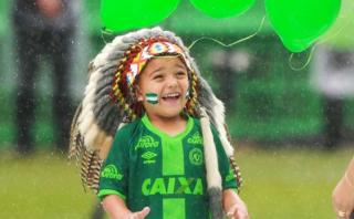 Chapecoense: El niño que llevó una sonrisa al sentido homenaje