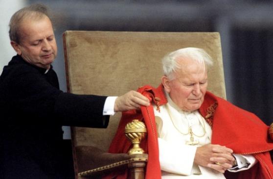 Renuncia el histórico secretario del papa Juan Pablo II