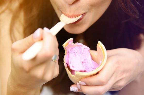 Comer helado por las mañanas es beneficioso, concluye estudio