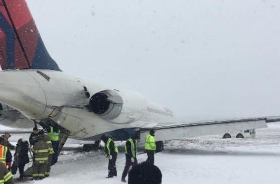 EE.UU.: Avión se sale de pista de aterrizaje por clima extremo