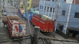 Camiones bloquean pistas de la Av. Parinacochas para estacionar