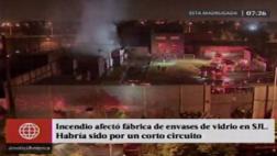 Incendio destruyó fábrica de envases en San Juan de Lurigancho