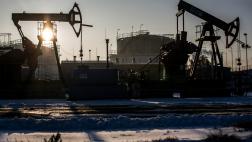 Petróleo cae mientras dólar sube por alza de tasas de la Fed