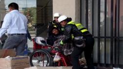 Huancayo: policías auxilian a indigente que nadie quería ayudar