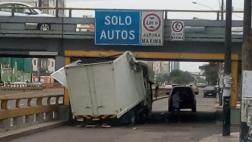 Camión terminó empotrado en puente de la Av. Brasil