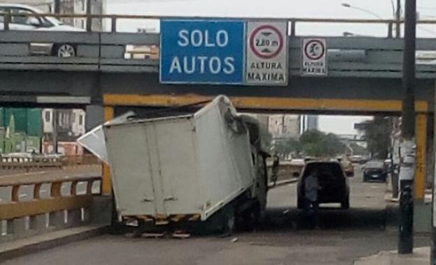 Camión terminó empotrado en puente de la Av. Brasil