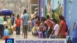 Padres forman largas colas en colegio por vacantes para hijos