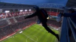 El balón con el que jugaron Ajax y PSV llegó desde las alturas