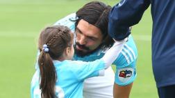 Cazulo celebró emocionado título de Cristal junto a su hija