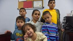 EE.UU.: La inmigrante que huye de las pandillas con sus 5 hijos