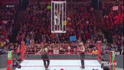 WWE: Chris Jericho fue encerrado en una jaula por Mick Foley