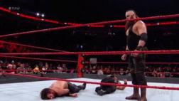 WWE: Roman Reigns y Seth Rollins fueron aplastados por Strowman