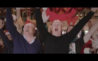 YouTube: dúo español repasa el 2016 con villancicos de Navidad