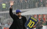 Adriano recibió homenaje por hinchas del Inter de Milán