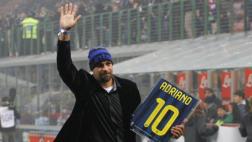 Adriano recibió homenaje por hinchas del Inter de Milán