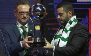 Presidente del Chapecoense recibió trofeo de Copa Sudamericana