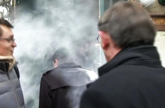 Francia: Candidato socialista es rociado con un saco de harina