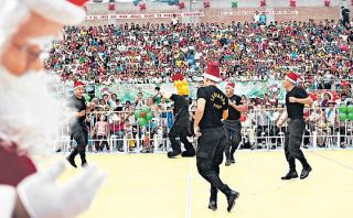 Ancianos y niños de Manchay viven la Navidad
