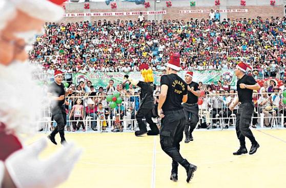 Ancianos y niños de Manchay viven la Navidad