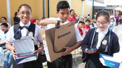 Surquillo: regalan lap top y tablet a escolares más destacados
