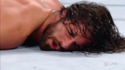 WWE: Rollins sufrió paliza de Strowman y desnucadora de Jericho