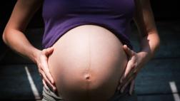 China: Mujer logra dar a luz a los 64 años a un bebe saludable