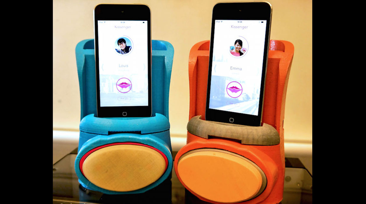 El extraño 'gadget' que te permite dar besos a la distancia