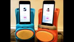 El extraño 'gadget' que te permite dar besos a la distancia