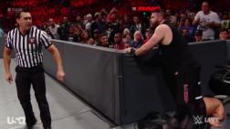 WWE Raw: Seth Rollins venció a Kevin Owens por descalificación