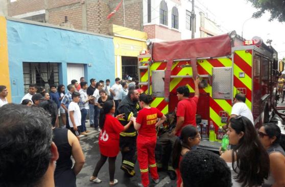Barranco: incendio destruyó 20 habitaciones prefabricadas