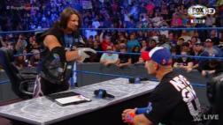 AJ Styles humilló a John Cena en la firma del título mundial