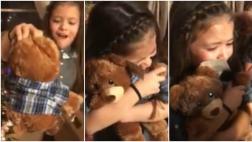 Niñas lloran al escuchar voz de su abuelo fallecido en peluche