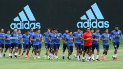 Sporting Cristal interrumpió prácticas por bengalas y gallinas