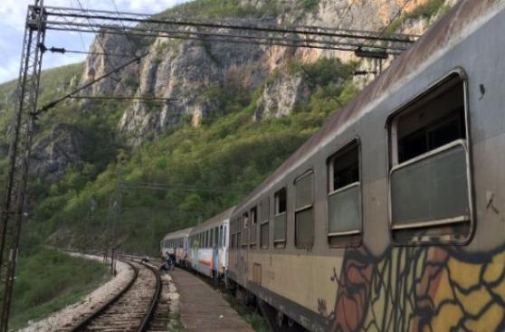 Choque de trenes en el norte de Serbia deja 22 heridos