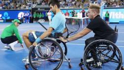 Djokovic jugó tenis en silla de ruedas en un desafío distinto