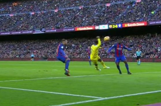 Kevin Boateng intentó emular el gol de Maradona y así le fue