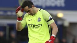 Claudio Bravo recibió durísimas críticas de la prensa británica