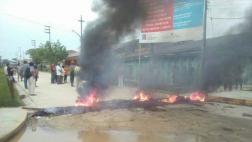 Iquitos: queman llantas y se entierran por falta de agua
