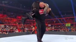 WWE: Brock Lesnar reapareció, limpió el ring y acabó con Reigns