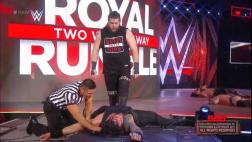 WWE: Kevin Owens 'destrozó' a Roman Reigns en Raw con 'bombazo'