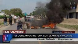 Chiclayo: trabajadores bloquean carretera con llantas y piedras