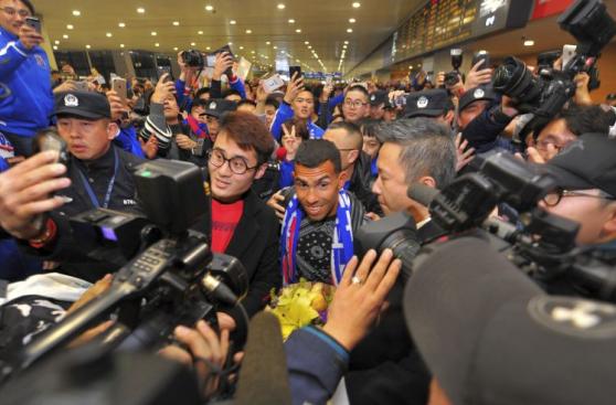 Carlos Tevez desató locura de hinchas en aeropuerto de Shanghái