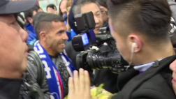 Carlos Tevez fue recibido en China por multitud que lo ovacionó